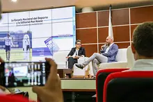 persona tomando foto en el evento