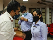 Estudiantes de 8vo semestre de Administración recibieron su gafete2