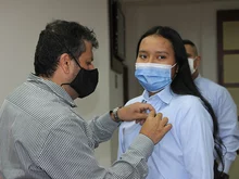 Estudiantes de 8vo semestre de Administración recibieron su gafete6