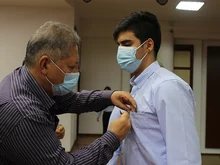 Estudiantes de 8vo semestre de Administración recibieron su gafete7