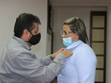 Estudiantes de 8vo semestre de Administración recibieron su gafete8