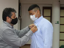 Estudiantes de 8vo semestre de Administración recibieron su gafete9