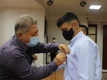 Estudiantes de 8vo semestre de Administración recibieron su gafete10