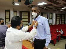 Estudiantes de 8vo semestre de Administración recibieron su gafete11