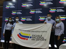 Estudiantes de 8vo semestre de Administración recibieron su gafete22