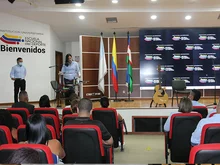 Estudiantes de 8vo semestre de Administración recibieron su gafete26