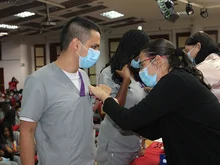 Estudiantes de la Facultad de Salud recibieron su gafete en Ceremonia de Prácticas